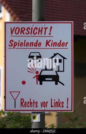 Panneau de signalisation, attention aux enfants, dans un logement, Bavière, Allemagne Banque D'Images