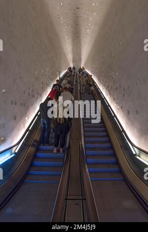 Visiteurs sur les escaliers mécaniques de l'Elbe Philharmonic Hall, Hambourg, Allemagne Banque D'Images