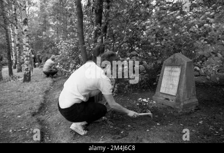 L'hommage traditionnel aux Russes morts, aux soldats et aux victimes de la dictature nazie, avec l'événement fleurs pour Stukenbrock 1970, a porté sur Banque D'Images