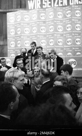 Campagne électorale pour les élections du Bundestag de 1966 des partis, des associations et des contre-mouvements dans la région de la Ruhr 1966. NPD avec juvénile Banque D'Images