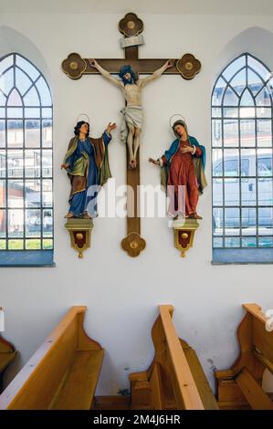 Crucifix avec deux figures de saints, Chapelle de Saint Peter et Paul à partir de 1902, Jungholz-Langenschwand, Tyrol, Autriche Banque D'Images