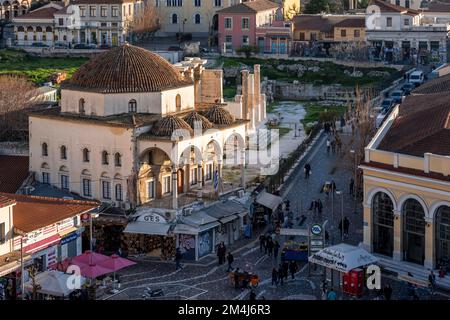 Vue sur la vieille ville d'Athènes, la mosquée Tzisdarakis et l'Acropole, la place Monastiraki, Athènes, Attique, Grèce Banque D'Images