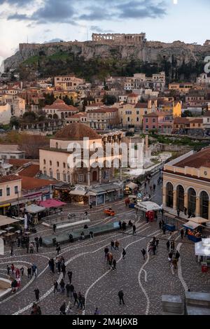 Vue sur la vieille ville d'Athènes, la mosquée Tzisdarakis et l'Acropole, la place Monastiraki, Athènes, Attique, Grèce Banque D'Images