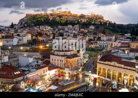 Photo de nuit, vue sur la vieille ville d'Athènes, la mosquée Tzisdarakis et l'Acropole, la place Monastiraki, Athènes, Attique, Grèce Banque D'Images