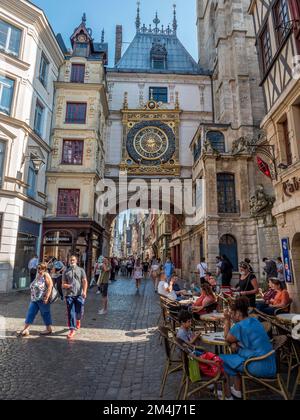 Horloge Tour le gros horloge, horloge astronomique historique avec sculptures en filigrane dans la rue de Martainville, Rouen, Normandie, France Banque D'Images