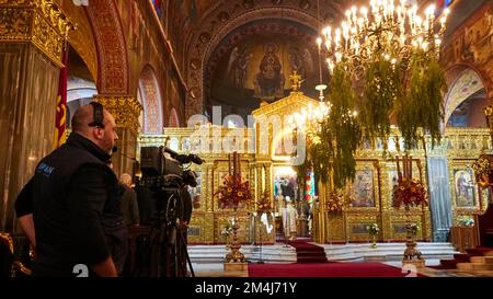 Église Saint-Laurent Dionysius, Fête de Saint-Jean Dionysius le 17 décembre, autel, lustre, cameraman, télévision, Ville de Zakynthos, île de Zakynthos, Ionienne Banque D'Images