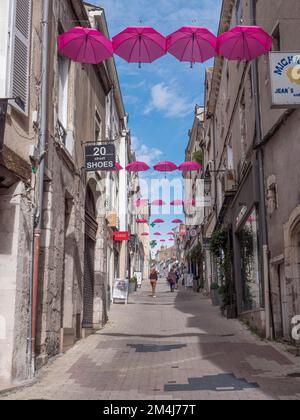 Parapluies roses dans l'air, rue du Commerce, Blois, Département Loire-et-cher, Centre-Val de Loire, France Banque D'Images