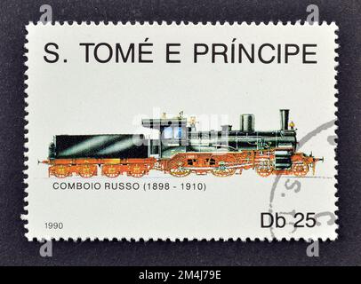 Timbre-poste annulé imprimé par Sao Tomé-et-principe, qui montre Locomotive de Russie (1898 - 1910), vers 1990. Banque D'Images