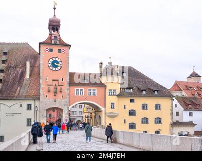 Vue du pont de pierre à la tour du pont, qui fait partie de la cité médiévale fortifications, Regensburg, Haut-Palatinat, Bavière, Allemagne Banque D'Images