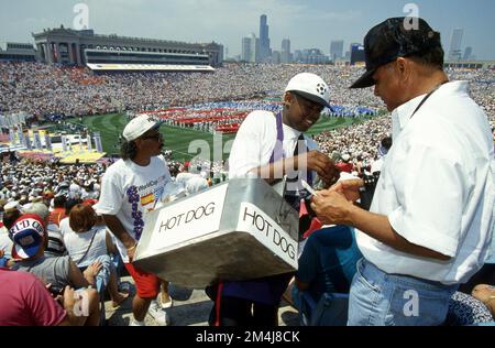 Dallas, Vereinigte Staaten. 21st décembre 2022. firo, 06/17/1994 archive image, archive photo, archive, archive photos football, Football, COUPE DU MONDE 1994 USA, cérémonie d'ouverture 94 à Chicago, stade Soldier Field, stade, présentation, présentation du stade, Hot dog, Credit: dpa/Alamy Live News Banque D'Images