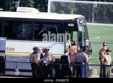 Dallas, Vereinigte Staaten. 21st décembre 2022. firo, 15.06.1994 image d'archive, archive photo, archive, archive photos football, Football, COUPE DU MONDE 1994 USA, 94 Allemagne, formation des forces de sécurité, sécurité, cameramen, Team bus, entraîneur fédéral, Berti Vogts crédit: dpa/Alay Live News Banque D'Images