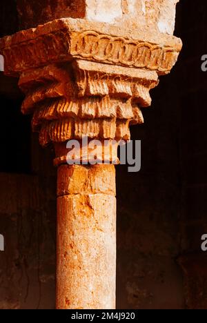 Détails du capital. L'église de San Miguel, monument historique-artistique, est située en Andalousie. Église d'origine romane dont la construction a commencé dans le Banque D'Images