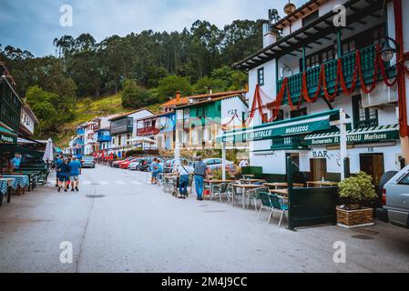 Rue avec des restaurants qui offrent des fruits de mer. Tazones, Principauté des Asturies, Espagne, Europe Banque D'Images