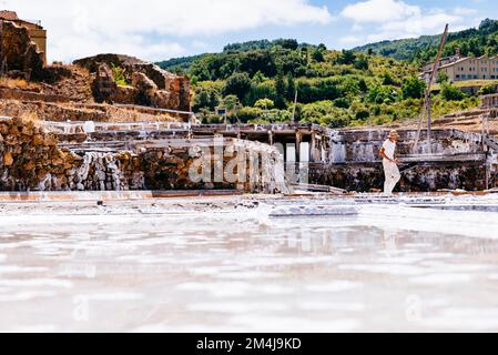 Homme travaillant dans les salines. Vallée du sel d'Añana. Añana, Álava, pays Basque, Espagne, Europe Banque D'Images