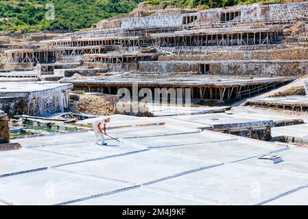 Homme travaillant dans les salines. Vallée du sel d'Añana. Añana, Álava, pays Basque, Espagne, Europe Banque D'Images