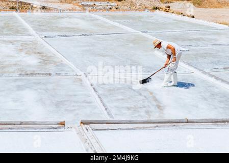 Homme travaillant dans les salines. Vallée du sel d'Añana. Añana, Álava, pays Basque, Espagne, Europe Banque D'Images