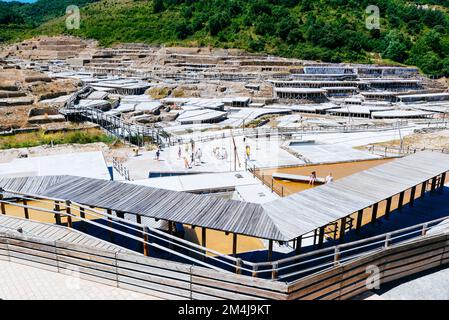 Les écoliers participant à une journée d'éducation. Vallée du sel d'Añana. Añana, Álava, pays Basque, Espagne, Europe Banque D'Images