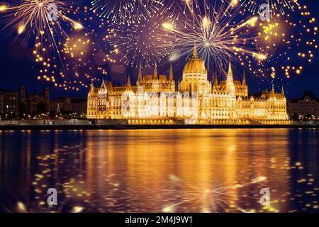 Feux d'artifice au-dessus de Budapest bonne année Banque D'Images