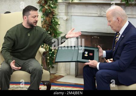 Washington, États-Unis. 21st décembre 2022. Le président Volodymyr Zelensky d'Ukraine (L) rencontre le président Joe Biden dans le bureau ovale de la Maison Blanche à Washington, DC, mercredi, 21 décembre 2022. Zelensky tiendra également une conférence de presse avec Biden et prendra la parole lors d’une session conjointe du Congrès lors de sa visite d’une journée. Photo d'Oliver Contreras/UPI crédit: UPI/Alay Live News Banque D'Images