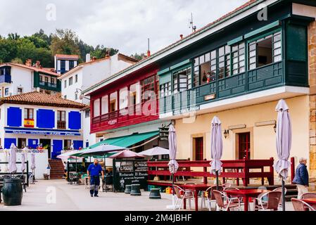 Rue avec des restaurants qui offrent des fruits de mer. Tazones, Principauté des Asturies, Espagne, Europe Banque D'Images