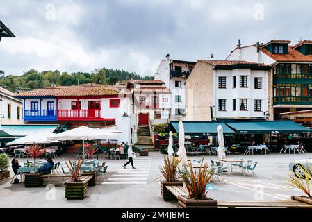 Rue avec des restaurants qui offrent des fruits de mer. Tazones, Principauté des Asturies, Espagne, Europe Banque D'Images