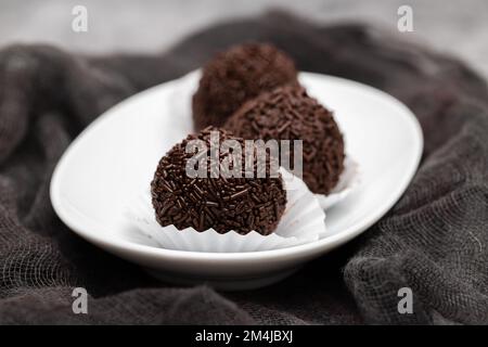 Goumert Egg Chocolate tradition au Brésil sur un plat blanc. Banque D'Images