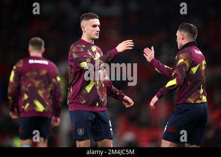 Taylor Harwood-Bellis de Burnley et Connor Roberts (à droite) se réchauffent avant le lancement avant le quatrième match de la Carabao Cup à Old Trafford, Manchester. Date de la photo: Mercredi 21 décembre 2022. Banque D'Images