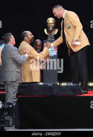 **PHOTO DE FICHIER** Franco Harris est décédé. CANTON, OH - 4 AOÛT : Franco Harris et Brian Urlacher à la cérémonie d'initiation du Temple de la renommée du football professionnel 2018 à Canton, Ohio, sur 4 août 2018. Crédit : mpi34/MediaPunch Banque D'Images