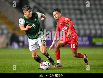 Le défenseur de Plymouth Argyle Finley Craske (36) attaque lors du match de Trophée Papa John's Plymouth Argyle vs AFC Wimbledon à Home Park, Plymouth, Royaume-Uni, 21st décembre 2022 (photo de Stanley Kasala/News Images) Banque D'Images