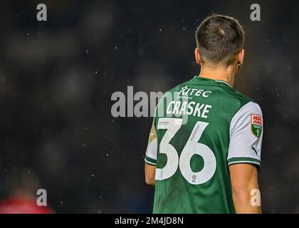 Le défenseur de Plymouth Argyle Finley Craske (36) lors du match de Trophée Papa John's Plymouth Argyle vs AFC Wimbledon à Home Park, Plymouth, Royaume-Uni, 21st décembre 2022 (photo de Stanley Kasala/News Images) Banque D'Images