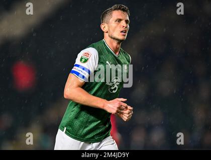 Plymouth Argyle milieu de terrain Jordan Houghton (4) pendant le match de Trophée Papa John's Plymouth Argyle vs AFC Wimbledon à Home Park, Plymouth, Royaume-Uni, 21st décembre 2022 (photo de Stanley Kasala/News Images) Banque D'Images