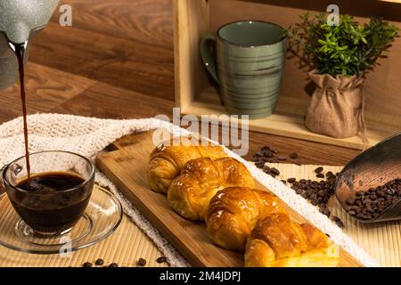 Croissants et café encore vivants. décoration de grains de café Banque D'Images