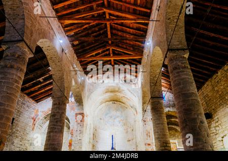 Nef et abside. Sant Climent de Taüll, également connu sous le nom d'église de Saint Clément de Tahull, est une église catholique romaine en Catalogne. C'est un exemple de Banque D'Images