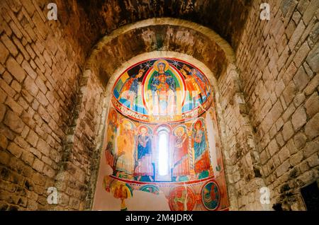 Détail des peintures de l'abside. Adoration des Mages et Marie, abside centrale. Santa Maria de Taüll est une église romane située sur le territoire de V Banque D'Images