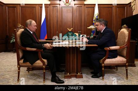 Moscou, Russie. 20th décembre 2022. Le président russe Vladimir Poutine tient une rencontre en face-à-face avec le chef en exercice de la République populaire de Luhansk Leonid Pasechnik, à droite, au Kremlin, 12 décembre 2022 à Moscou, Russie. Credit: Mikhail Klimentyev/Kremlin Pool/Alamy Live News Banque D'Images