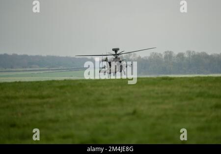 Gros plan de la queue de l'armée britannique AH-64E Boeing Apache attaque hélicoptère (ZM722 ArmyAir606) en vol stationnaire bas, ciel d'automne, Wiltshire Royaume-Uni Banque D'Images