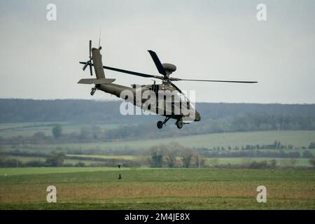 Gros plan arrière de trois quarts de l'armée britannique AH-64E Boeing Apache attaque hélicoptère (ZM722 ArmyAir606) en transition, ciel d'automne, Wiltshire Royaume-Uni Banque D'Images