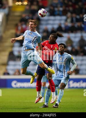 Ben Sheaf de Coventry City (à gauche) et Thomas-Asante de Brandon Albion à West Bromwich, se battent pour le ballon pendant le championnat Sky Bet à l'arène Coventry Building Society, à Coventry. Date de la photo: Mercredi 21 décembre 2022. Banque D'Images