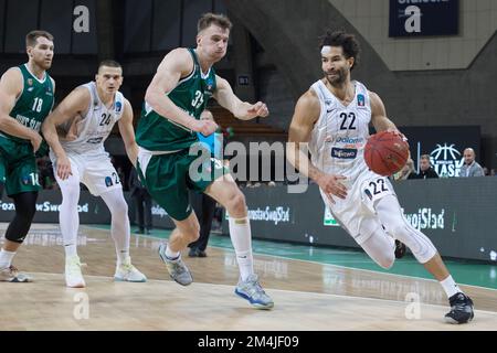 Wroclaw, Pologne, 21 décembre 2022. 7days Eurocup: WKS Slask Wroclaw (chemises vertes) vs Dolomiti Energia Trento (chemises blanches) dans le Centennial Hall. Photo : #22 Drew CRAWFORD © Piotr Zajac/Alay Live News Banque D'Images