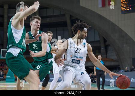 Wroclaw, Pologne, 21 décembre 2022. 7days Eurocup: WKS Slask Wroclaw (chemises vertes) vs Dolomiti Energia Trento (chemises blanches) dans le Centennial Hall. Photo : #22 Drew CRAWFORD © Piotr Zajac/Alay Live News Banque D'Images