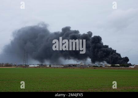 France, Loiret (45), Chaingy, zone industrielle les Pierrelets, incendie à la société Soparco, spécialisée dans les plastiques, le 18/2/2022 Banque D'Images