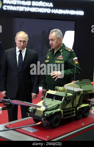 Moscou, Russie. 21st décembre 2022. Le président russe Vladimir Poutine, s'entretient avec le ministre de la Défense Sergei Shoigu, à droite, alors qu'ils voient une exposition sur la défense à la suite d'une réunion du Conseil du ministère de la Défense russe au Centre de contrôle de la Défense nationale, à 21 décembre 2022, à Moscou, en Russie. Credit: Mikhail Kireev/Kremlin Pool/Alamy Live News Banque D'Images