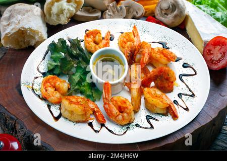 Haute cuisine, grandes crevettes avec sauce Banque D'Images