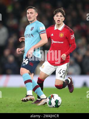 Alejandro Garnacho de Manchester United (à droite) et Connor Roberts de Burnley se battent pour le ballon lors du quatrième tour de la Carabao Cup à Old Trafford, Manchester. Date de la photo: Mercredi 21 décembre 2022. Banque D'Images