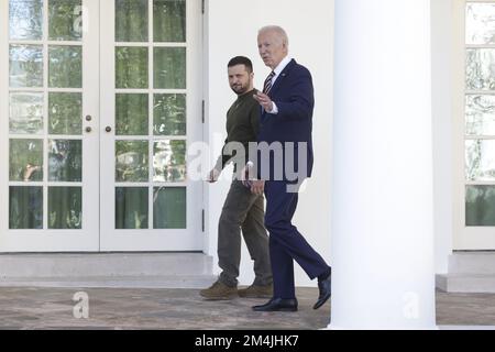 Washington, États-Unis. 21st décembre 2022. Le président Joe Biden suit la colonnade avec le président ukrainien Volodymyr Zelenskyy alors qu’il l’accueille à la Maison Blanche sur la pelouse sud de 21 décembre 2022 à Washington, DC. Crédit : UPI/Alay Live News Banque D'Images