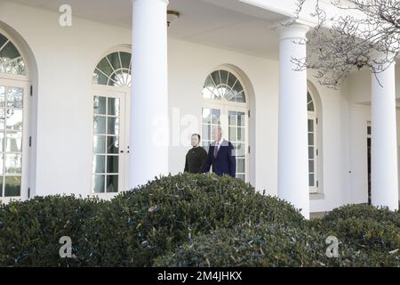 Washington, États-Unis. 21st décembre 2022. Le président Joe Biden suit la colonnade avec le président ukrainien Volodymyr Zelenskyy alors qu’il l’accueille à la Maison Blanche sur la pelouse sud de 21 décembre 2022 à Washington, DC. Crédit : UPI/Alay Live News Banque D'Images