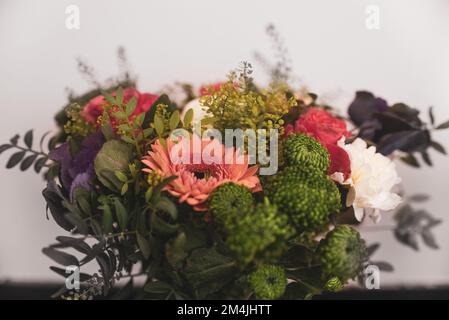 Belle composition de bouquet d'arrangement floral, bouquet de fleurs mixtes en fleuriste Banque D'Images