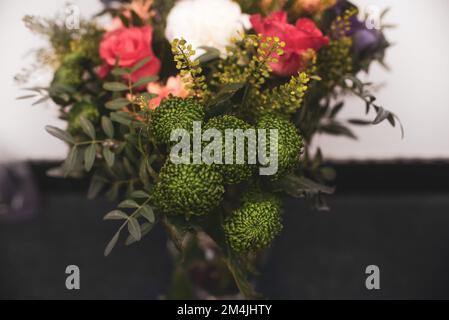Belle arrangement de fleurs gros plan, un bouquet de fleurs mélangées des œillets en gerberas dans un magasin de fleurs Banque D'Images