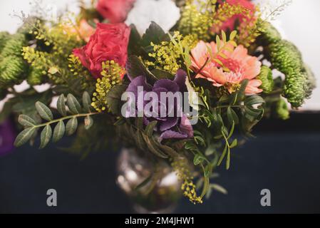 Belle arrangement de fleurs gros plan, un bouquet de fleurs mélangées des œillets en gerberas dans un magasin de fleurs Banque D'Images