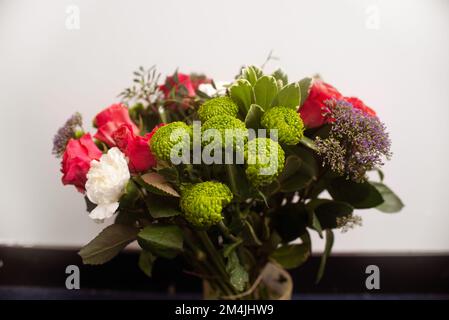 Arrangement de fleurs cadeau, un bouquet de fleurs mélangées dans un magasin de fleurs Banque D'Images